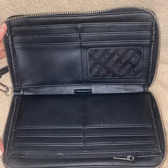 🖤EUC Steve Madden Leather Black zipper around wallet! - Picture 4 of 5